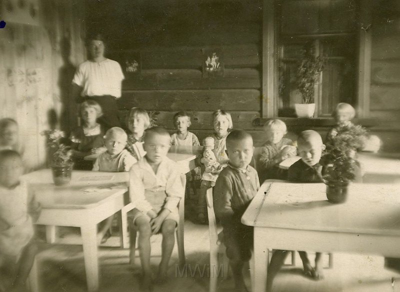 KKE 4774.jpg - Fot. Półkolonia. W lewym górnym rogu: Jadwiga Siemaszko – mama Marii Jolanty Mierzejewskiej (z domu Jarzynowska) z dziećmi na półkolonii, Raszkutany, 1934 r.